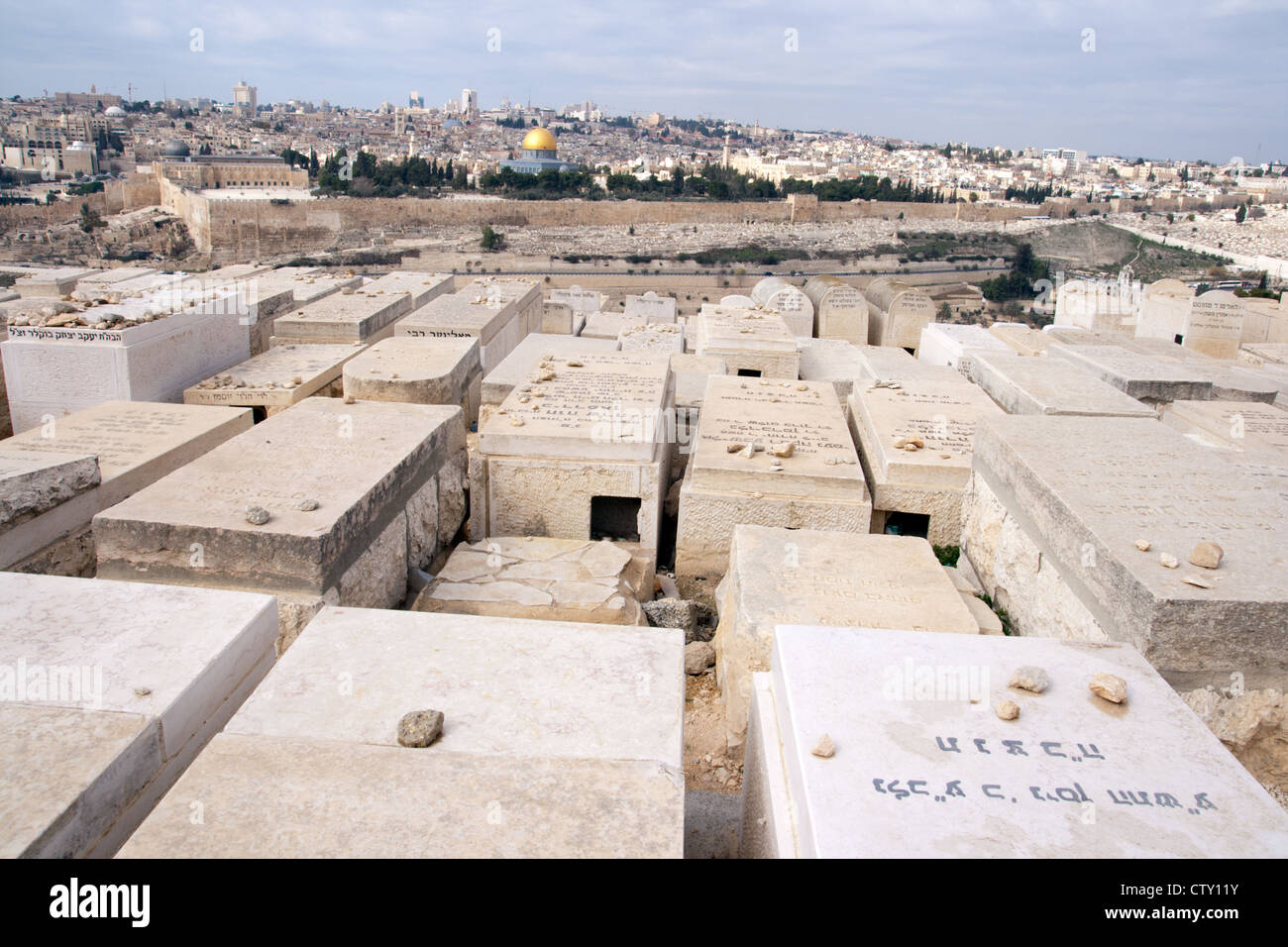 Vue sur Jérusalem et les tombes sur le Mont des Oliviers. Banque D'Images