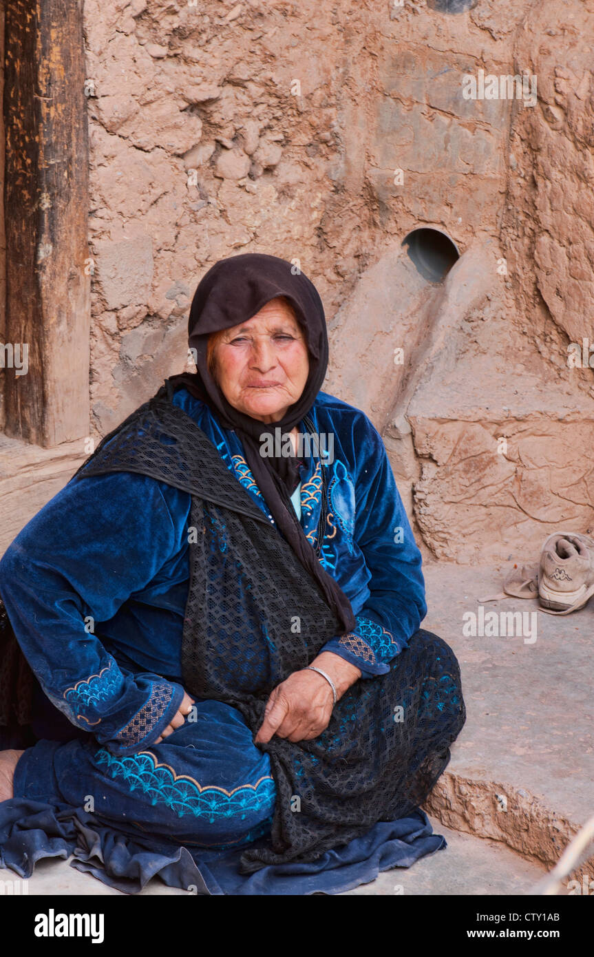 Femme berbère traditionnel dans le sud de l'Atlas, Maroc Banque D'Images