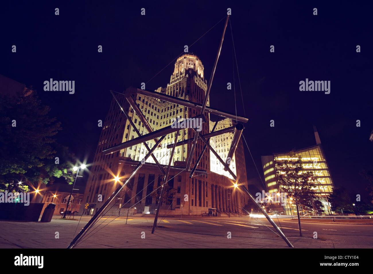 Buffalo City Hall bâtiment derrière la sculpture moderne Coronation Day (1980) Banque D'Images