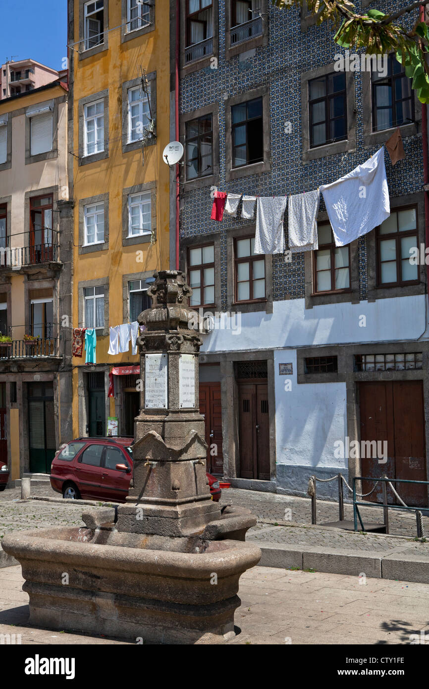 Une petite place et , dryning sur windows - quartier typique de Porto, Porto, Portugal, Europe du Sud, de l'UNION EUROPÉENNE Banque D'Images