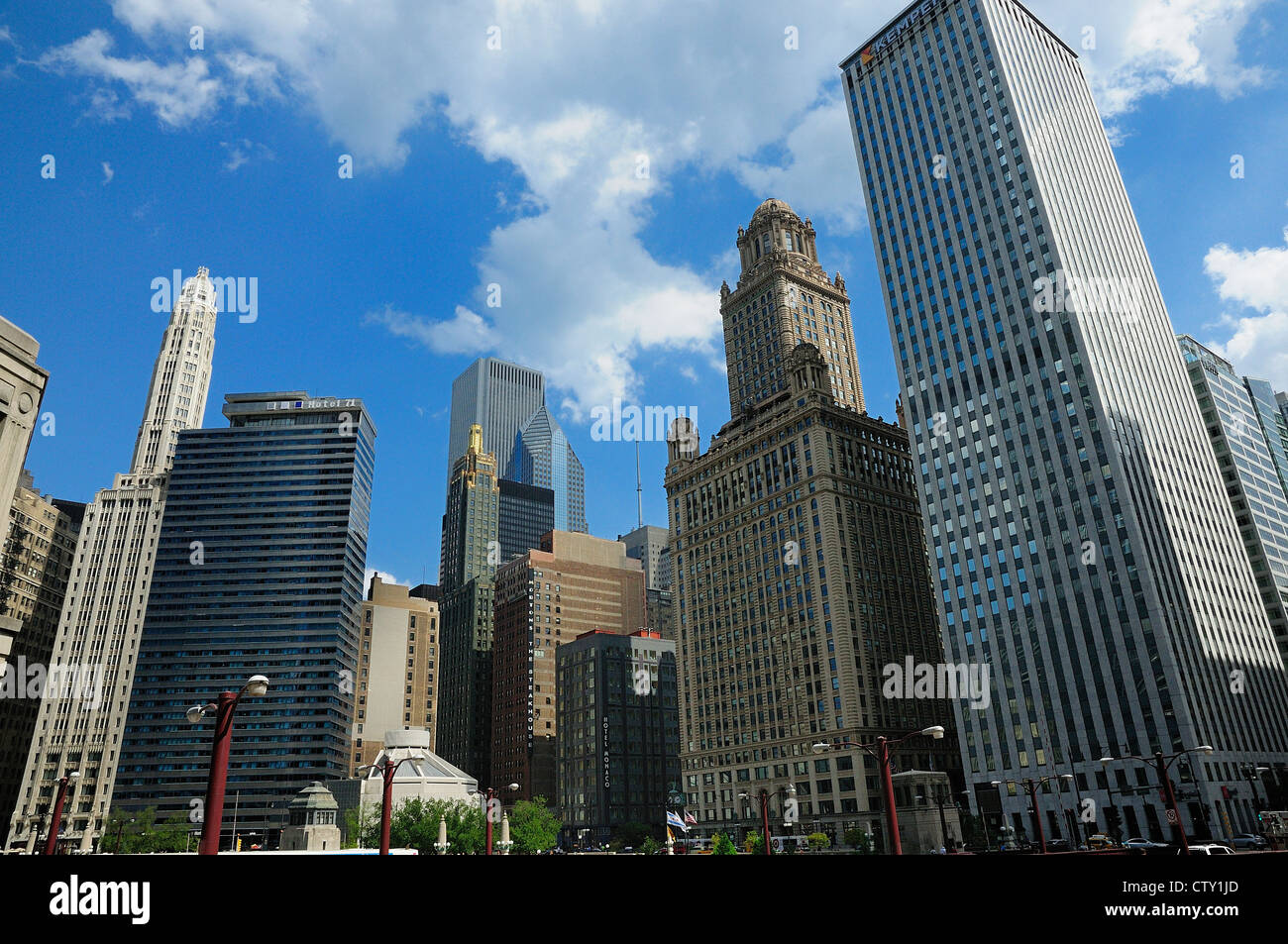 Édifices le long de la Chicago E Wacker place y compris de l'hôtel Monaco et Morton's Steakhouse. Banque D'Images