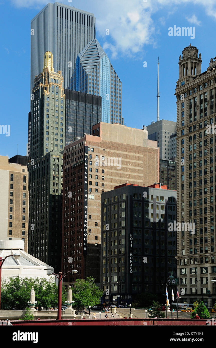 Édifices le long de la Chicago E Wacker place y compris de l'hôtel Monaco et Morton's Steakhouse. Banque D'Images