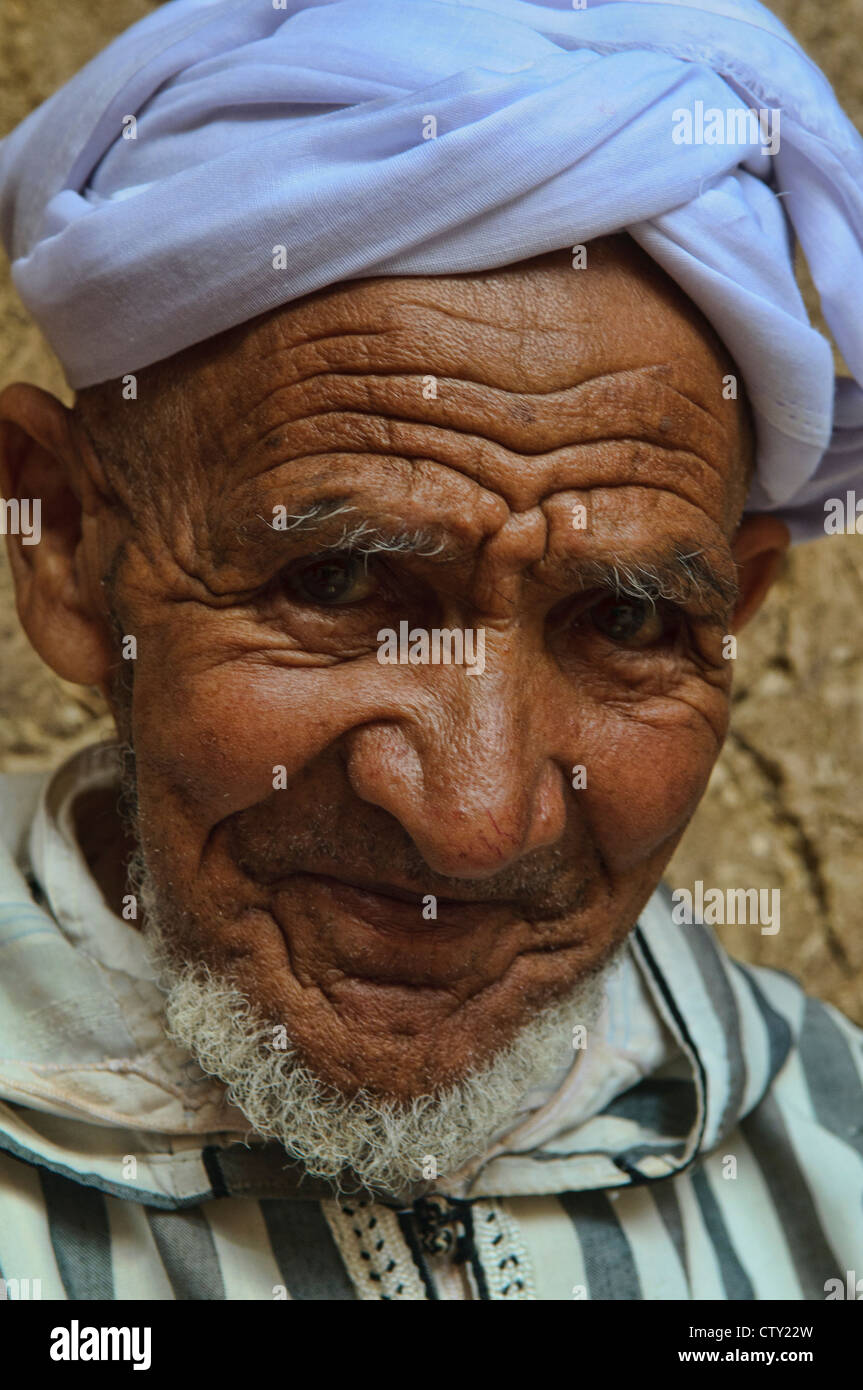 Portrait grand-père berbère traditionnelle dans le sud des monts Atlas, Maroc Banque D'Images