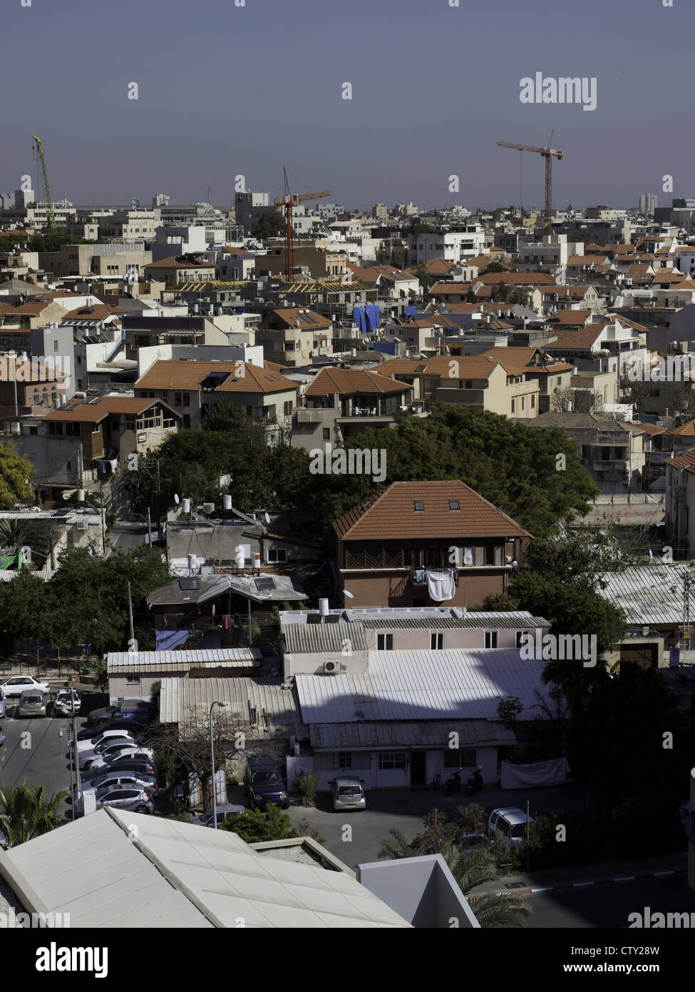 Vue sur le toit panoramique d'un quartier de Tel Aviv, Israël Banque D'Images