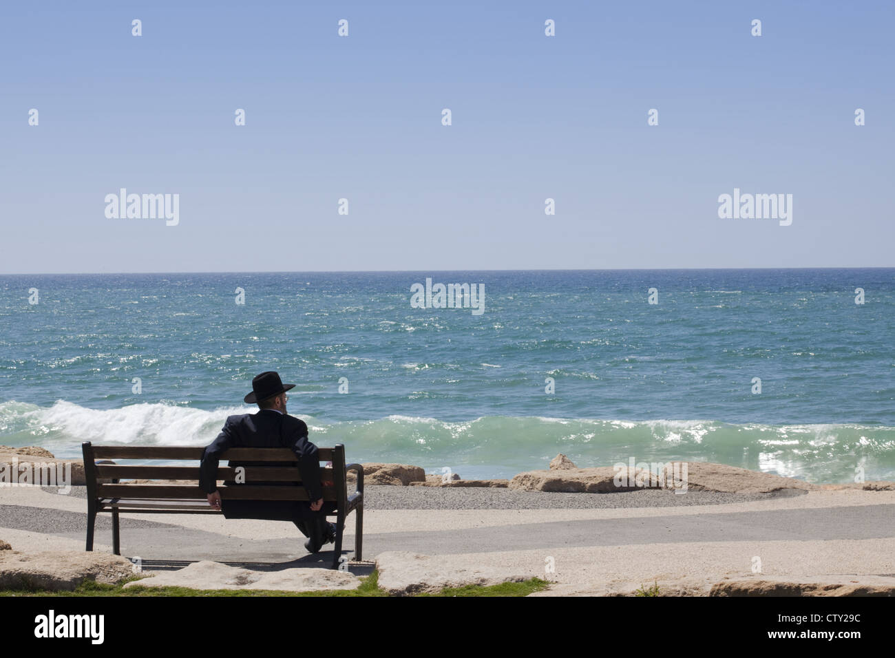 Scène de plage, au bord de la mer, Shlomo Lahat, Promenade à Tel Aviv, Israël Banque D'Images