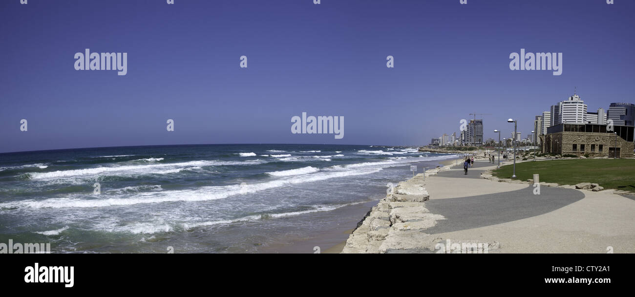 Scène de plage le long de la Shlomo Lahat, Promenade dans la région de Tel Aviv, Israël Banque D'Images