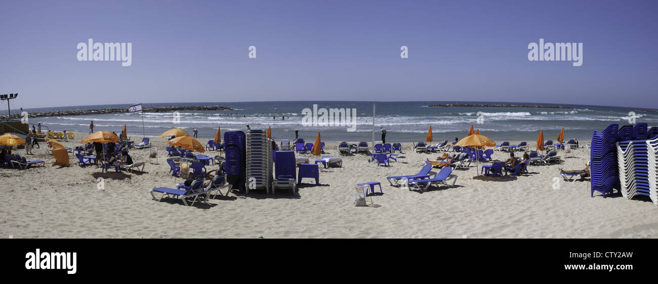 Chaises de plage et les gens se détendre le long de la côte, à Tel Aviv, Israël Banque D'Images
