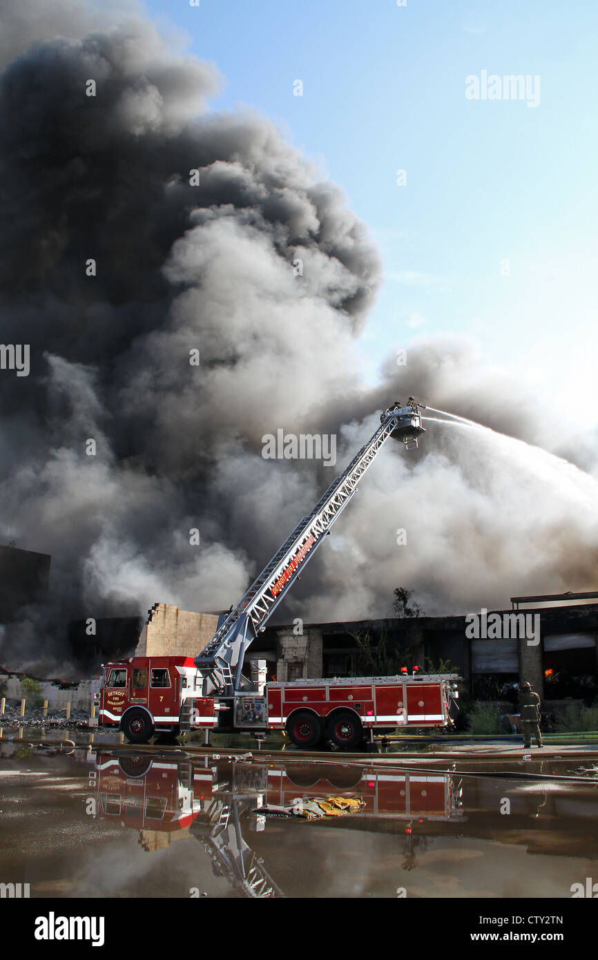Service d'incendie de Detroit plate-forme aérienne à plusieurs alarme de feu à Highland Park, Michigan USA Banque D'Images