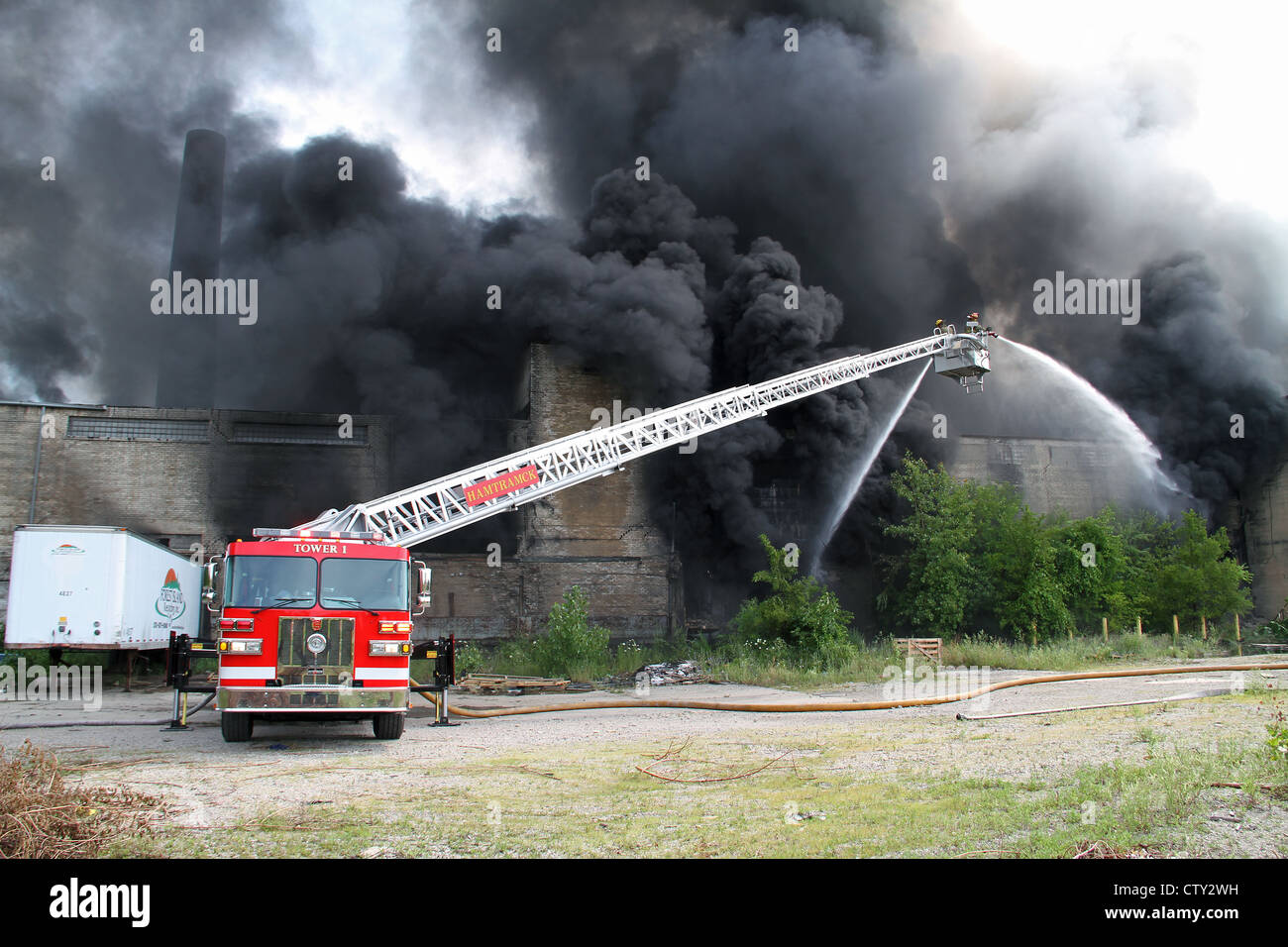 Plate-forme aérienne du service d'incendie de Highland Park lors d'un incendie d'alarme multiple à Highland Park, MI, par David Traiforos/Dembinsky photo Assoc Banque D'Images