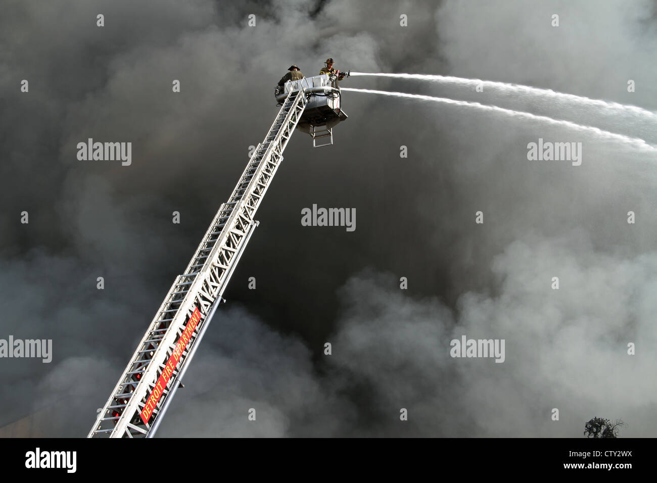 Service d'incendie de Detroit plate-forme aérienne à plusieurs alarme de feu à Highland Park, Michigan USA Banque D'Images