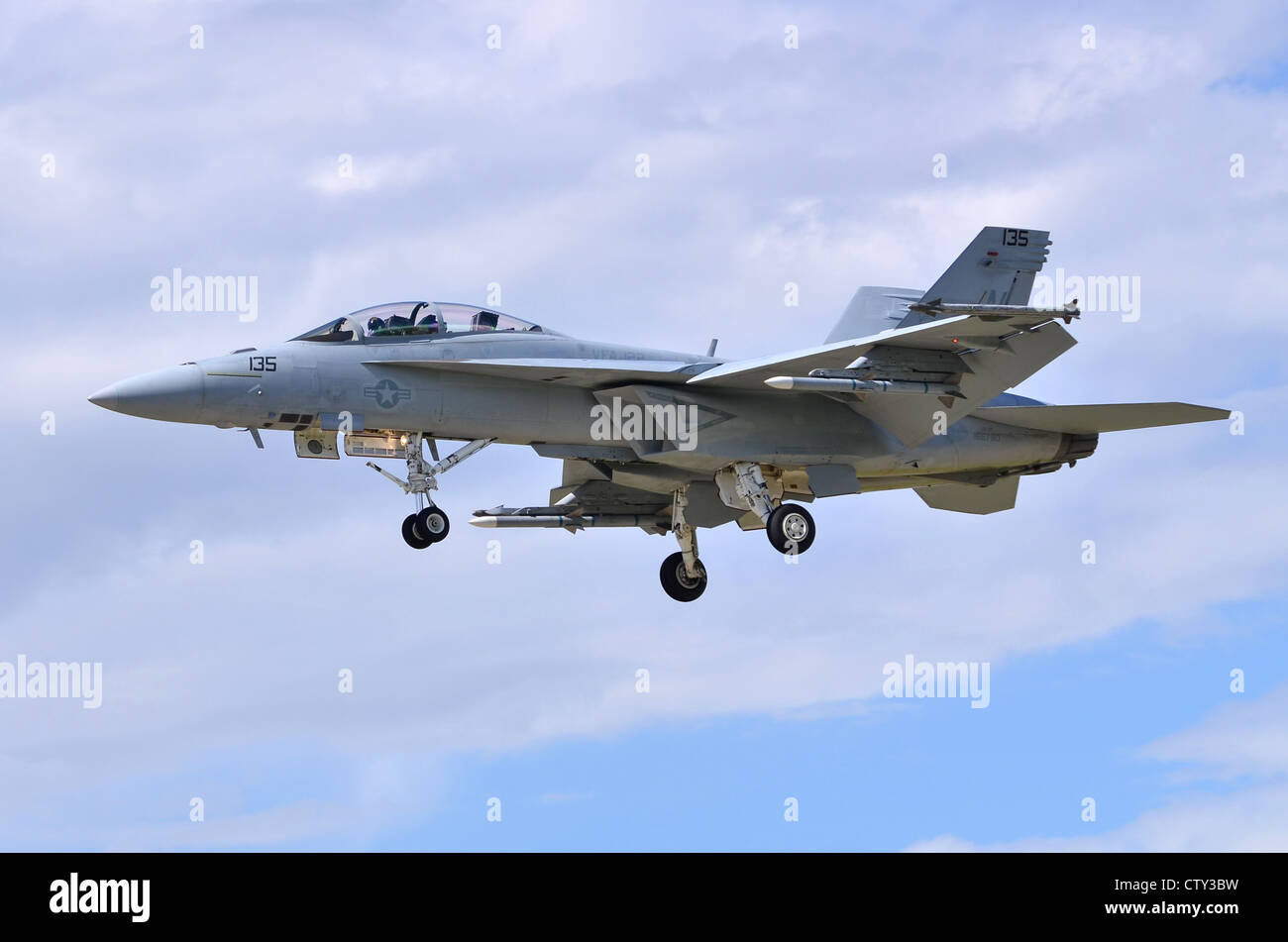 Boeing F/A-18F Super Hornet VFA-122 exploité par de l'US Navy en approche pour l'atterrissage à Farnborough International Airshow 2012 Banque D'Images