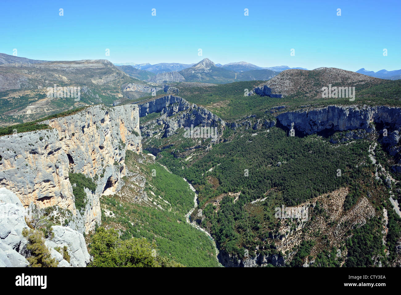 Sur le pittoresque Grand canyon des Gorges du Verdon, en Provence, dans le sud de la France. Banque D'Images