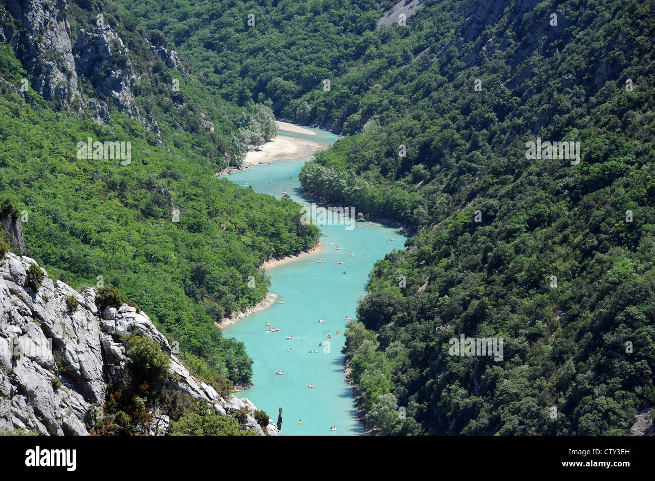 Sur le pittoresque Grand canyon des Gorges du Verdon, en Provence, dans le sud de la France. Banque D'Images