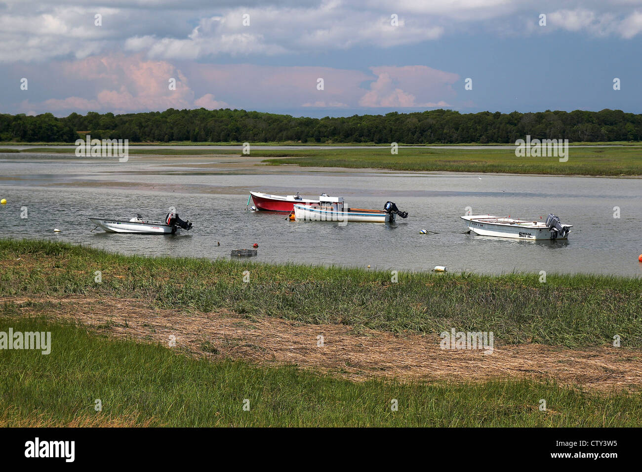 Bateaux dans l'eau par le marais, Eastham, Cape Cod, Massachusetts Banque D'Images