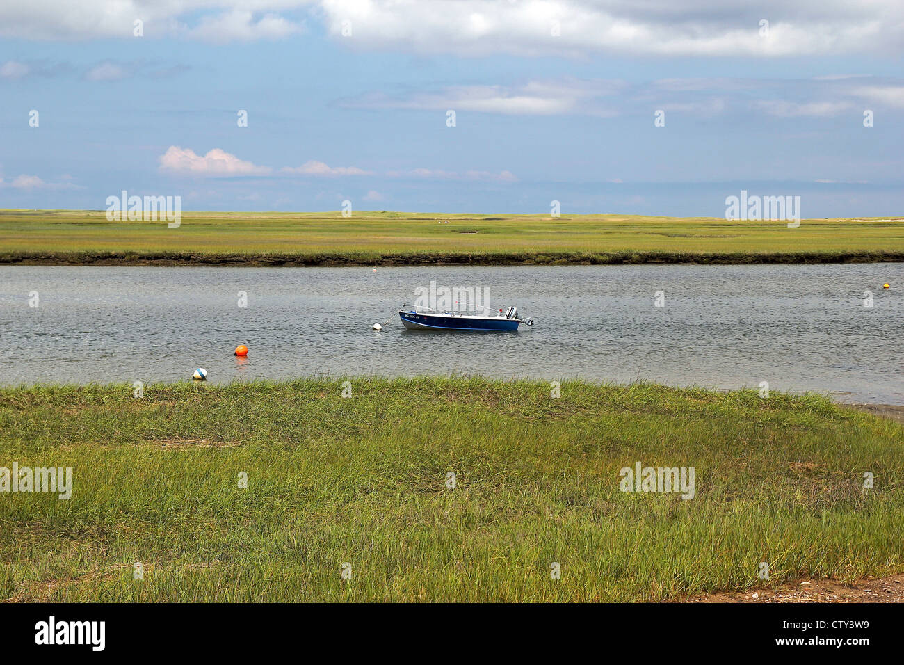 Un bateau à l'eau par le marais, Eastham, Cape Cod, Massachusetts Banque D'Images