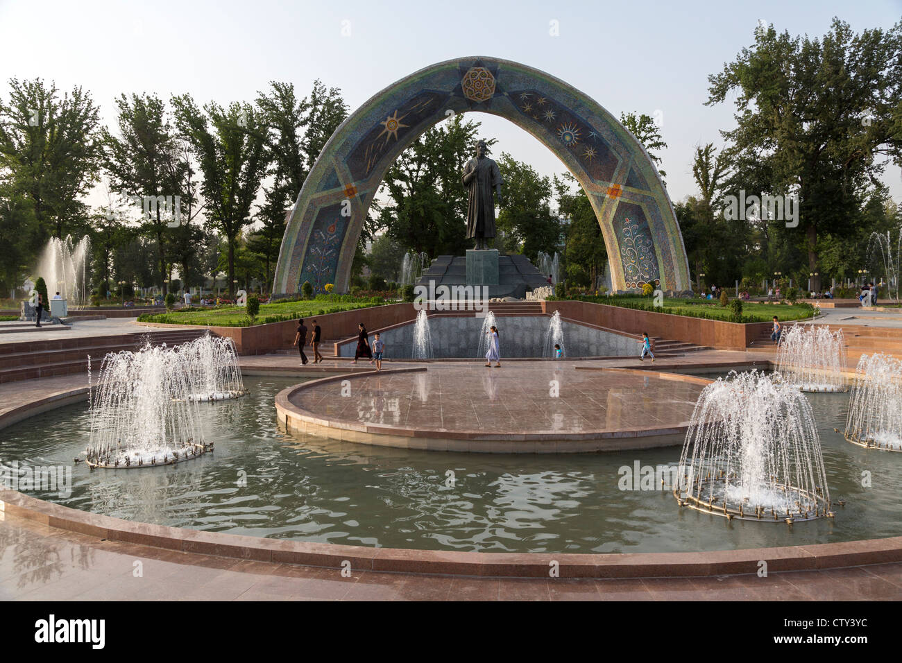 Monument à la Rudaki poète, Central Park, DOUCHANBÉ, Tadjikistan Banque D'Images