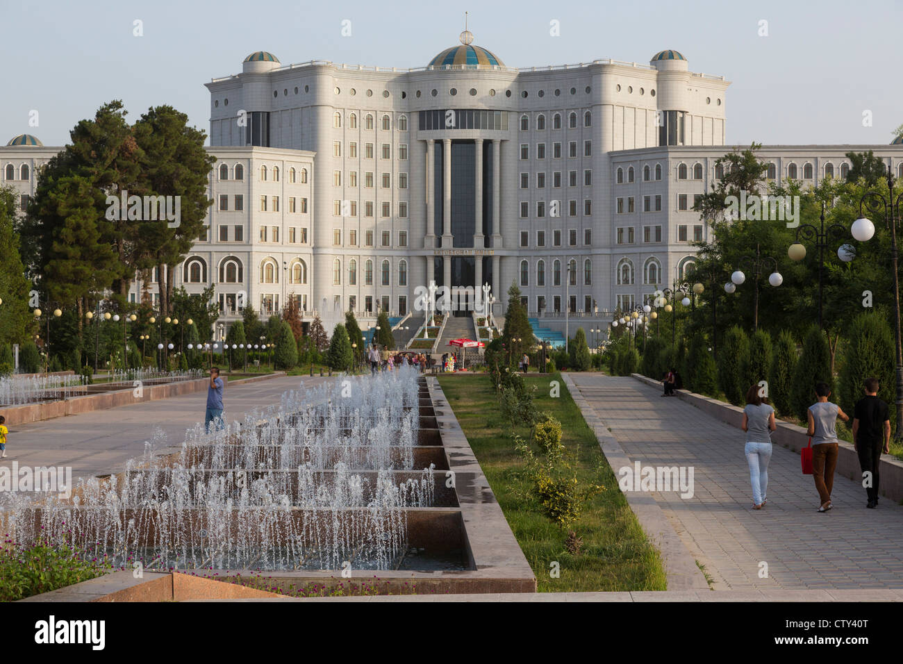 Avis de nouvelle Bibliothèque nationale, Central Park, DOUCHANBÉ, Tadjikistan Banque D'Images