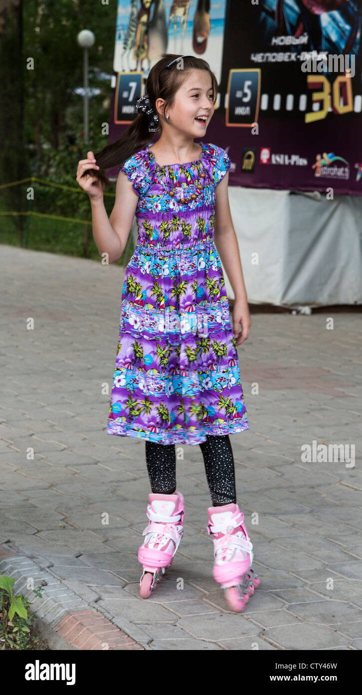 Fille sur patins à roulettes, DOUCHANBÉ, Tadjikistan Banque D'Images