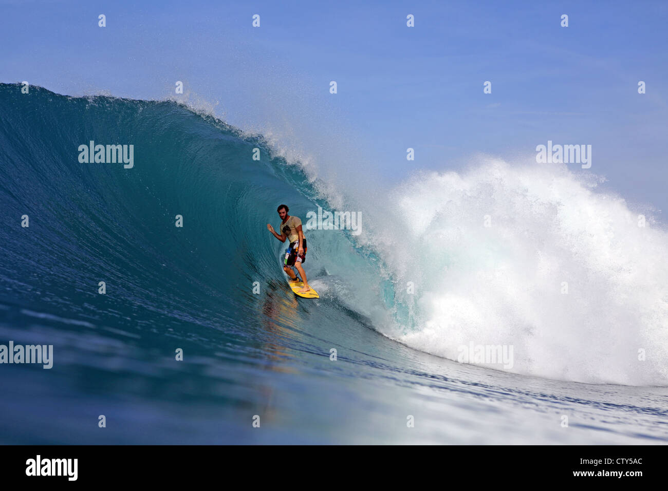 Surf surfeur australien une grande vague verte sur une île tropicale isolée au nord de Sumatra, en Indonésie. Banque D'Images