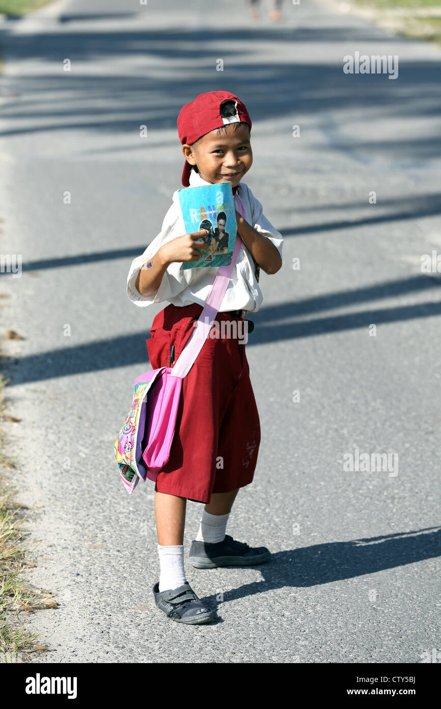 Jeune écolier sur son chemin de l'école sur l'île de Nias, Sumatra. Banque D'Images