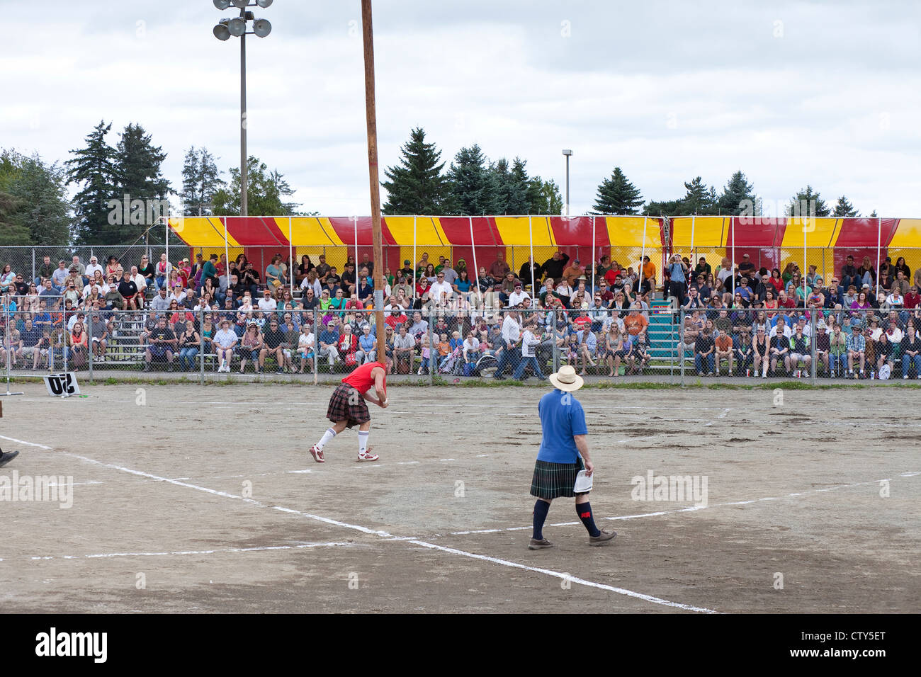 L'événement Caber Toss à la 66e Assemblée Pacifique Nord-Ouest Scottish Highland Games et Clan Gathering - Enumclaw, Washington. Banque D'Images