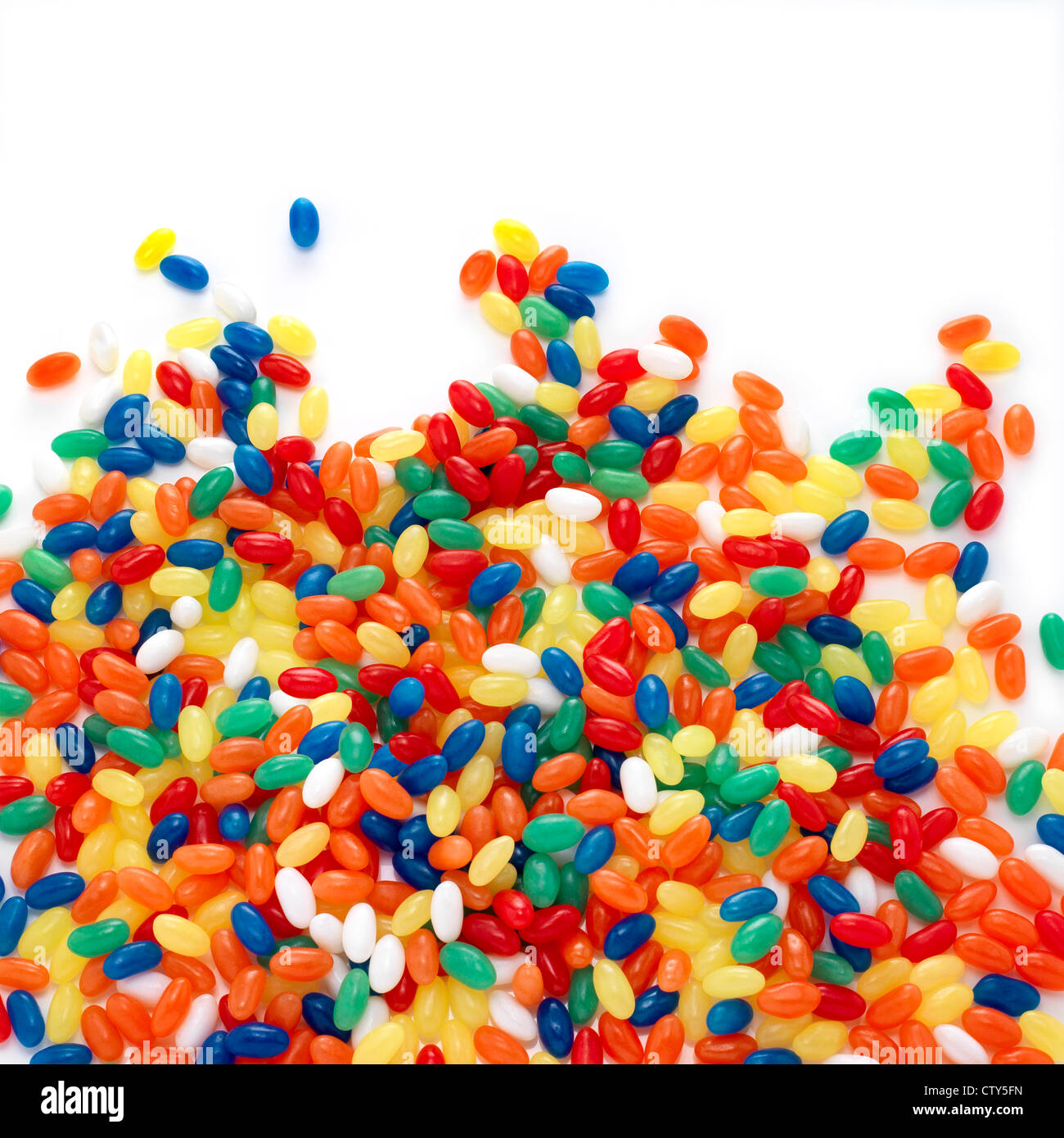 Bonbons colorés sur fond blanc Banque D'Images