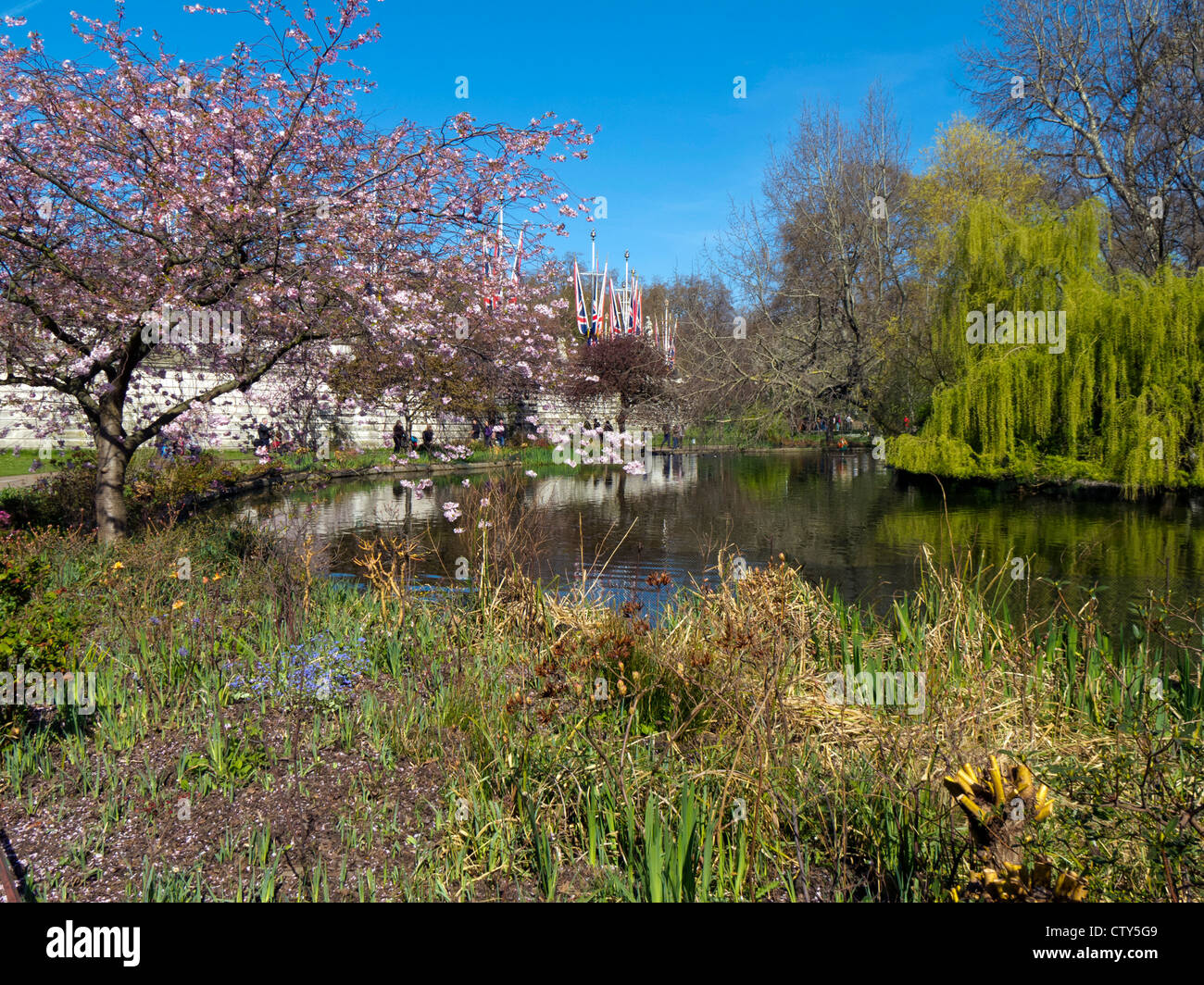 Le lac Serpentine, à Hyde Park, Londres, sur une journée ensoleillée au début du printemps Banque D'Images