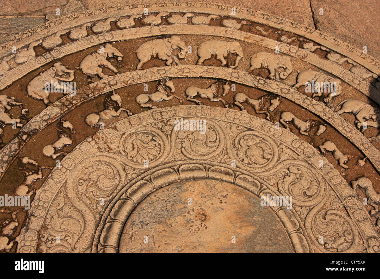 Découpage sur un étage de temple antique, Polonnaruwa, Sri Lanka Banque D'Images