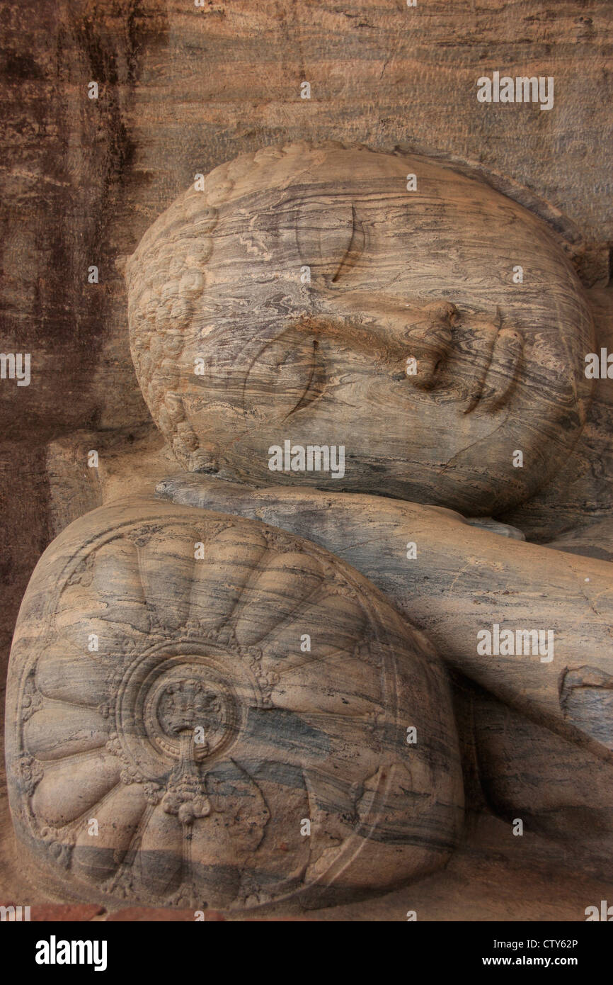 Portrait de Bouddha couché sculpté dans la roche, Polonnaruwa, Sri Lanka Banque D'Images