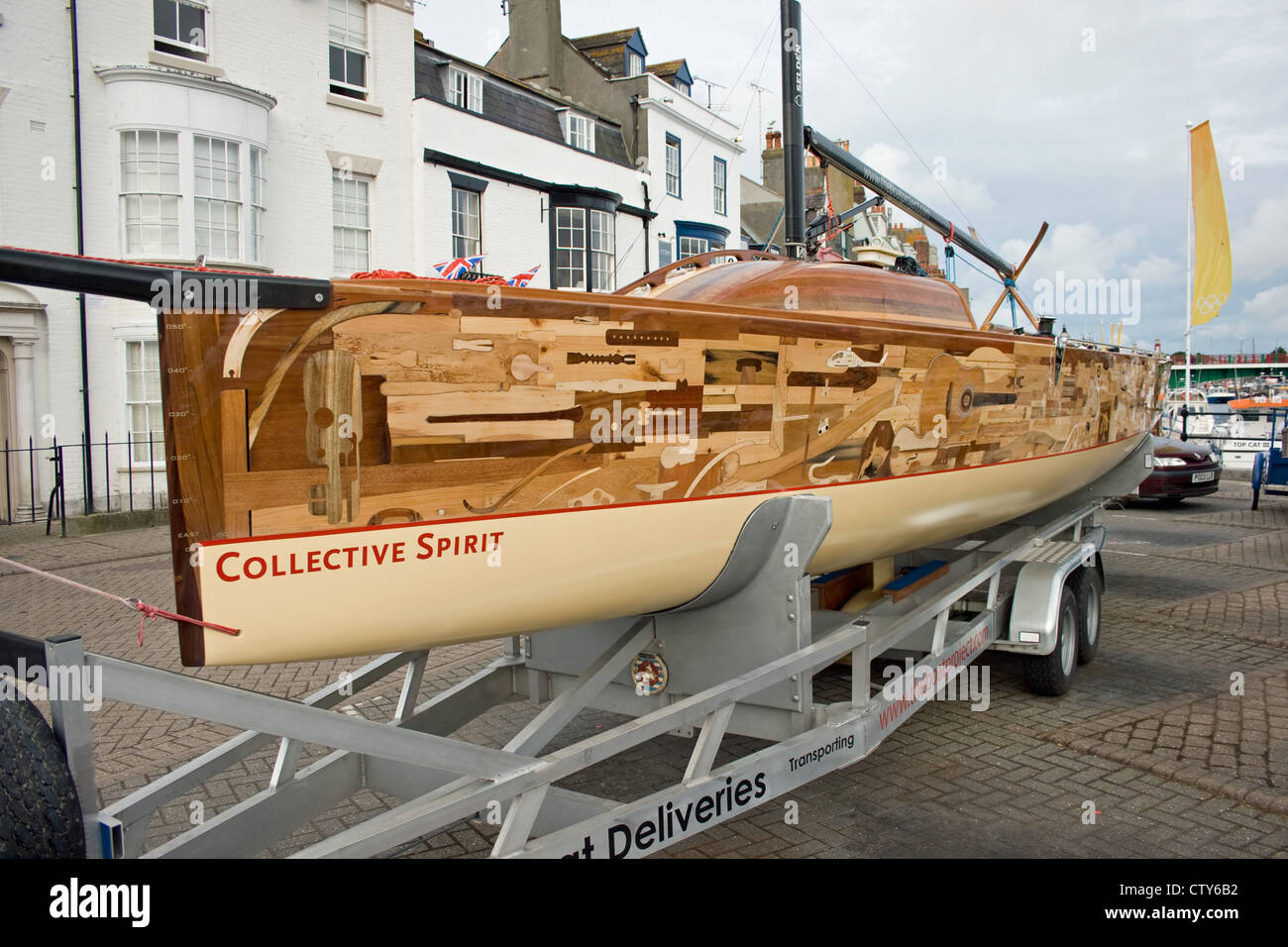 L'yacht esprit collectif sur l'affichage à Trinity Street, Weymouth, Dorset Banque D'Images