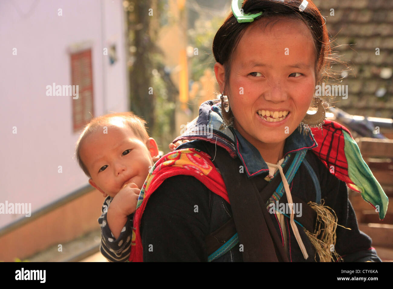 Tribu Hmong femme avec enfant, SAPA, Vietnam Banque D'Images