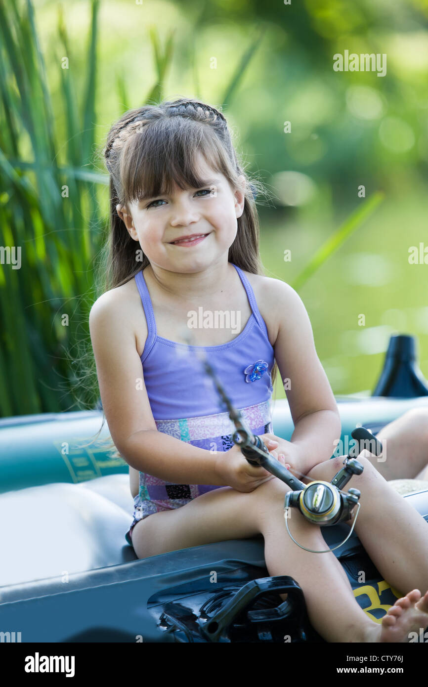 Petite fille de l'été à la pêche sur le lac Banque D'Images