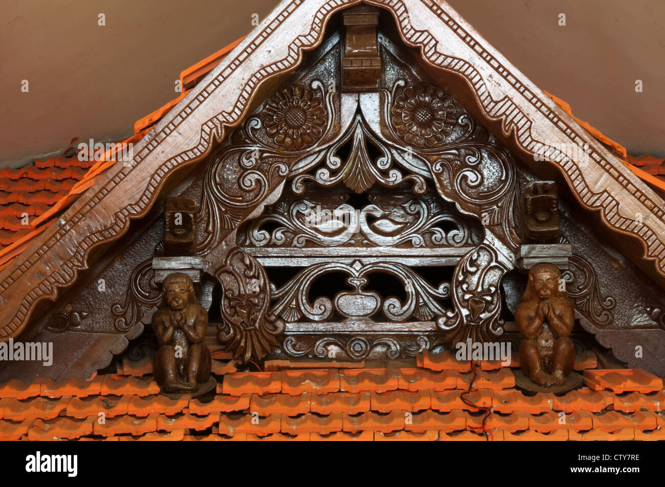 Sculptures à l'astucieuse de faisceau de toit d'un temple, l'Inde du Sud Banque D'Images