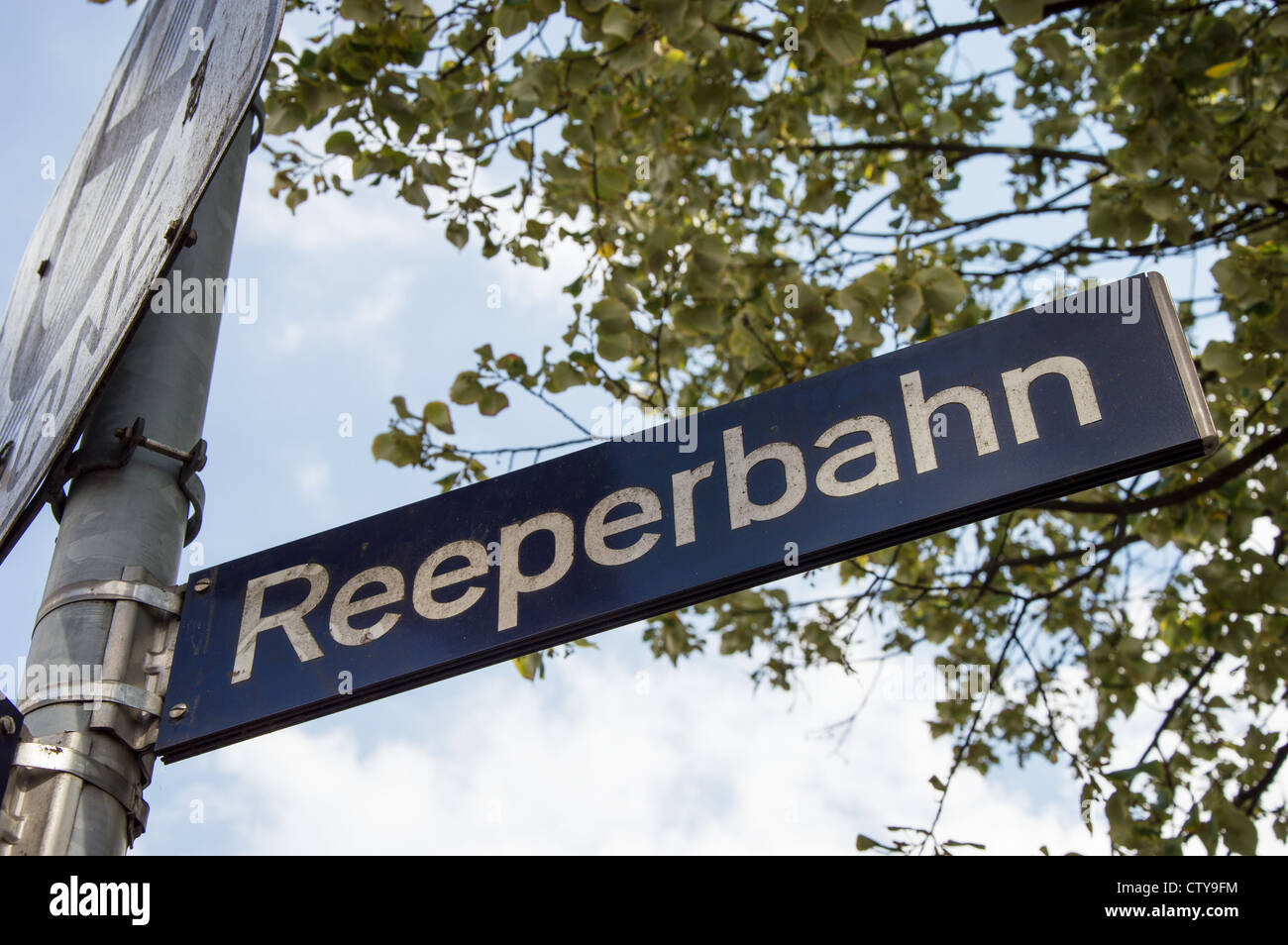 Signe de Reeperbahn à Hambourg, Allemagne avec ciel bleu en arrière-plan Banque D'Images