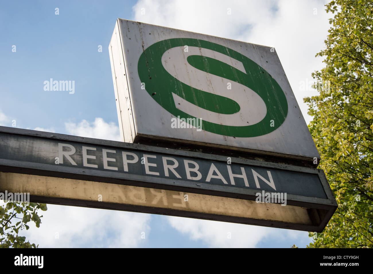 Signe de Reeperbahn à Hambourg, Allemagne avec ciel bleu en arrière-plan Banque D'Images