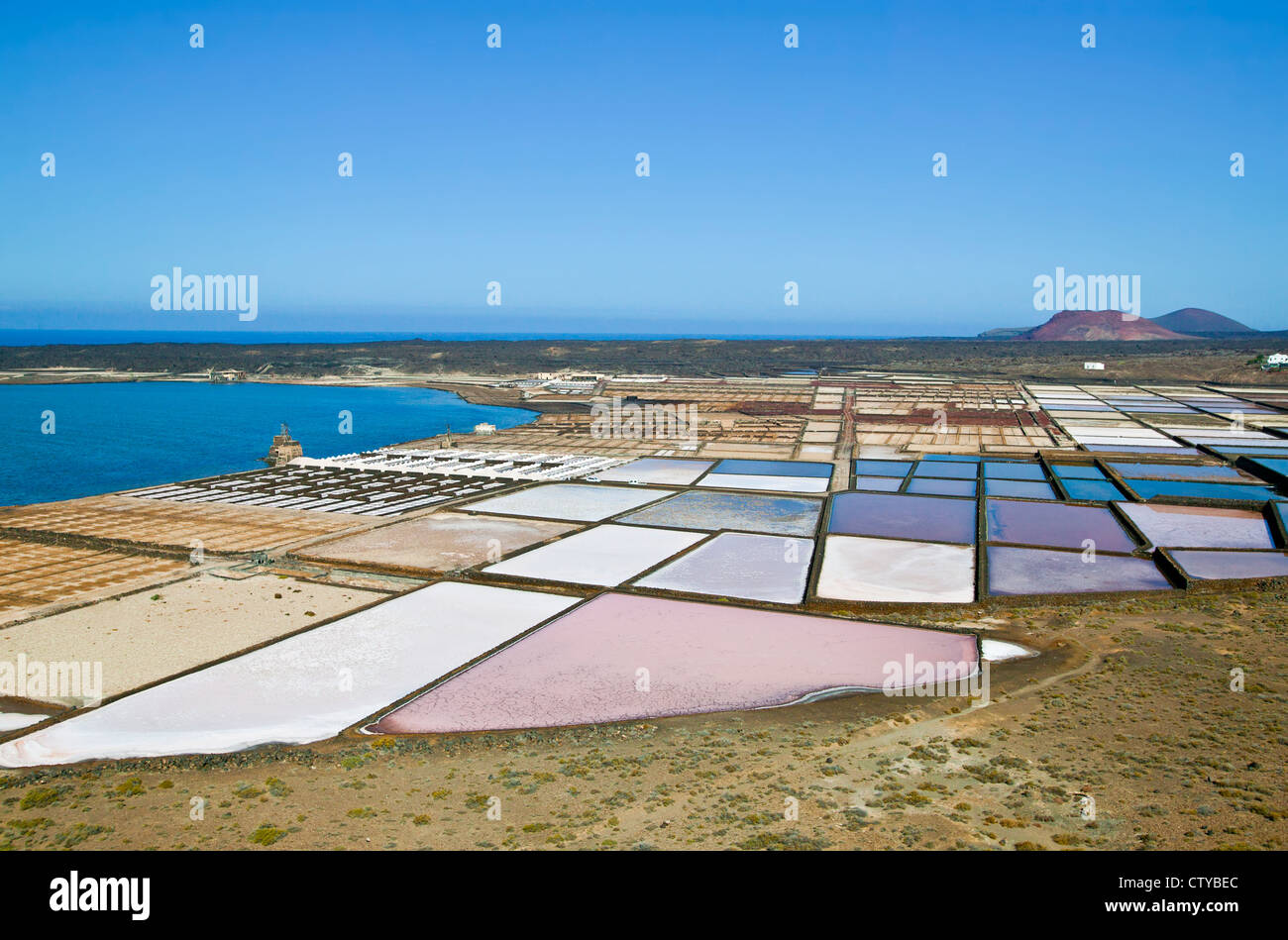 Les étangs d'évaporation de sel sur Lanzarote, îles Canaries, Espagne Banque D'Images