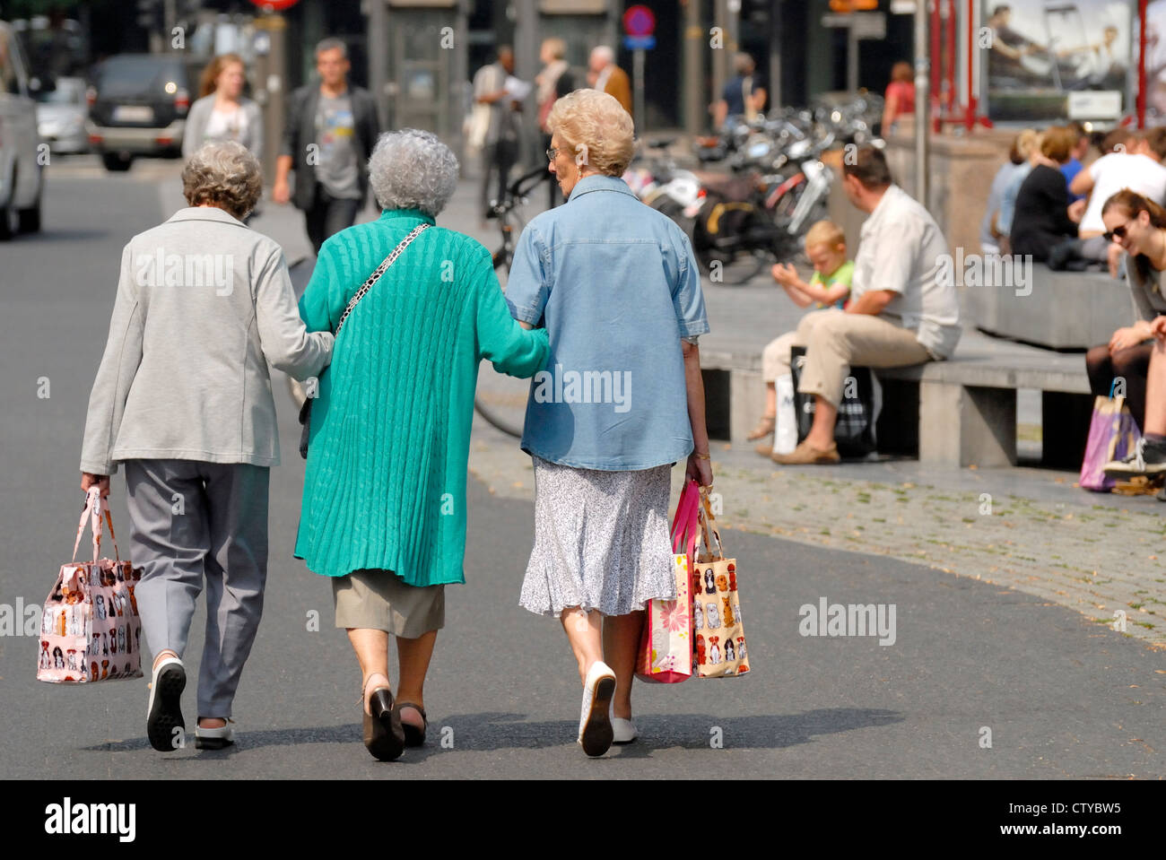 Anvers / Antwerpen, Belgique. Trois vieilles femmes marchant bras dessus bras dessous Banque D'Images