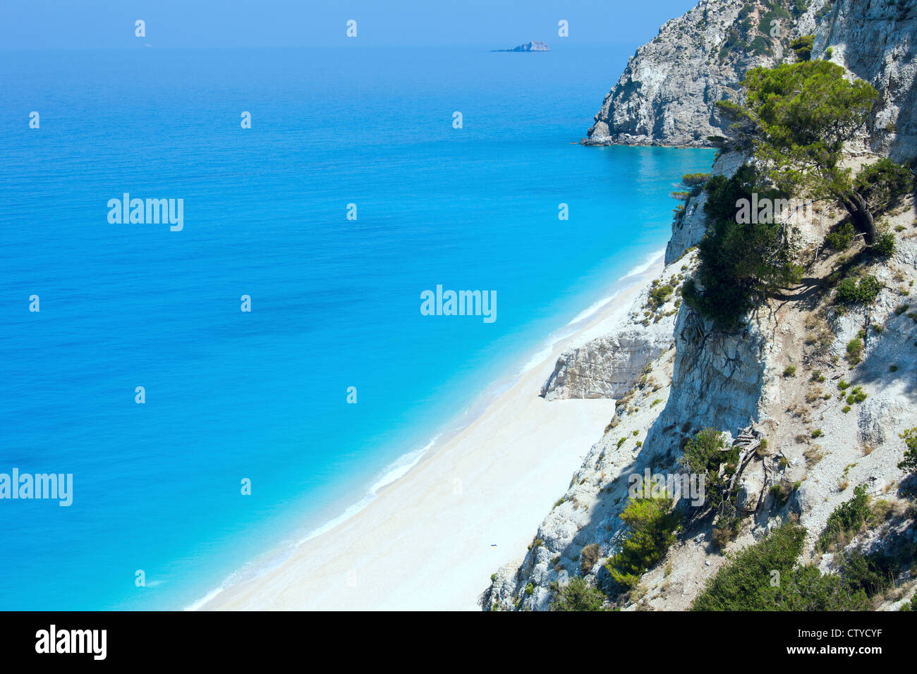 Très belle plage sur Egremni blanc Mer Ionienne (Lefkada, Grèce) Vue d'été de rock le plus proche Banque D'Images