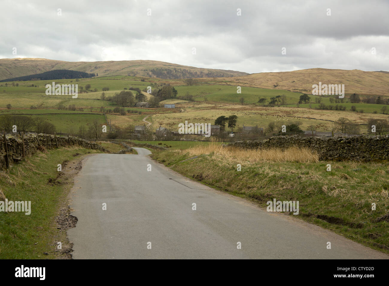 Country lane et Westmoreland fells, Greenholme, Tebay, Cumbria, Angleterre/Westmoreland. Banque D'Images