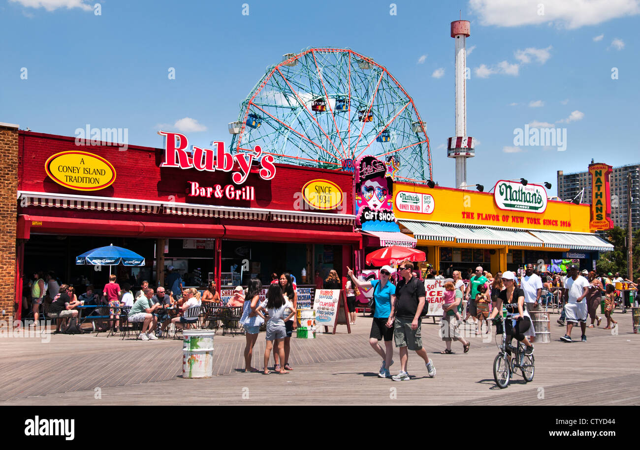 Deno's Wonder Wheel Amusement Park Coney Island Luna Beach Boardwalk Brooklyn New York Banque D'Images