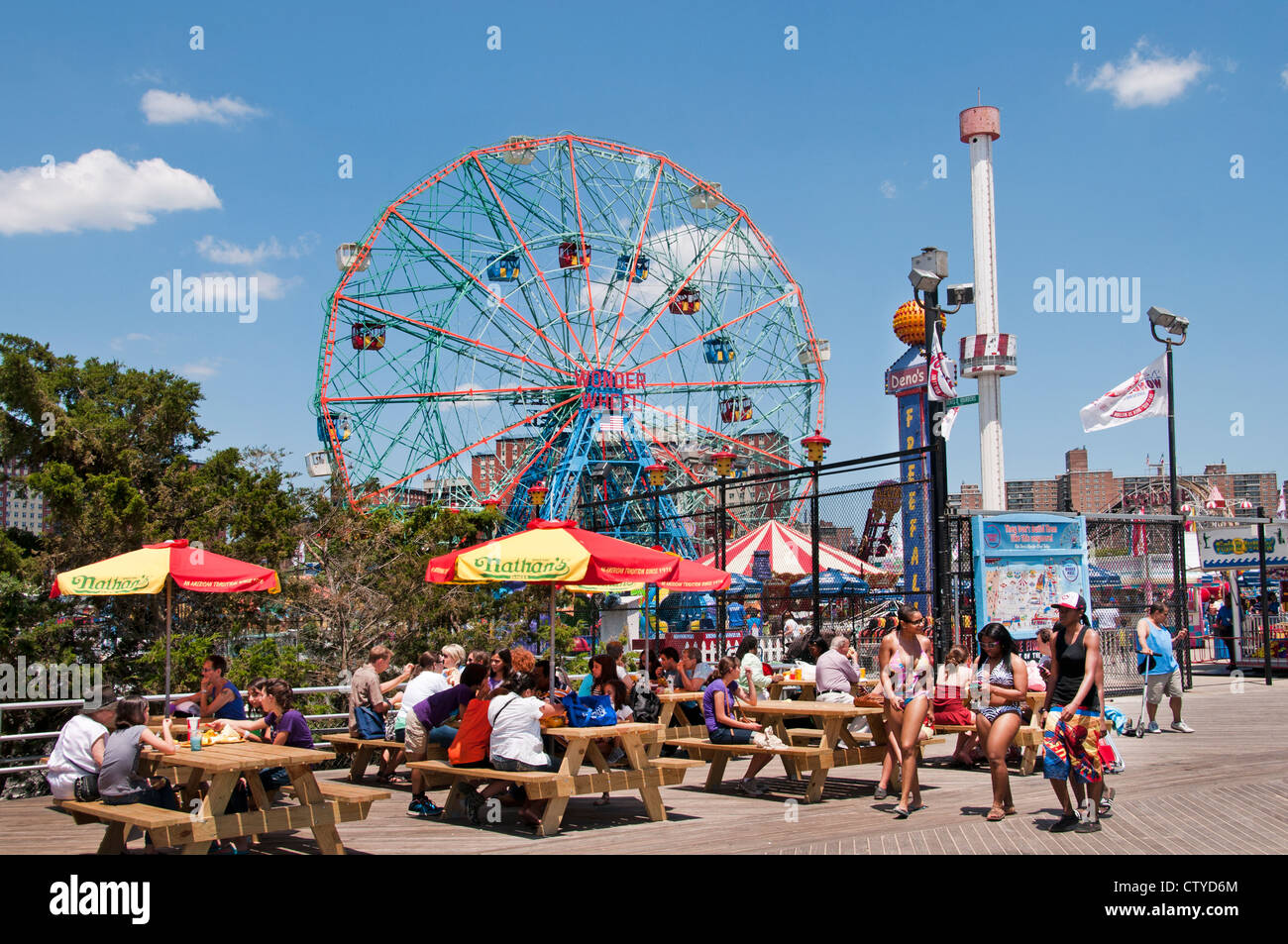 Deno's Wonder Wheel Amusement Park Coney Island Luna Beach Boardwalk Brooklyn New York Banque D'Images