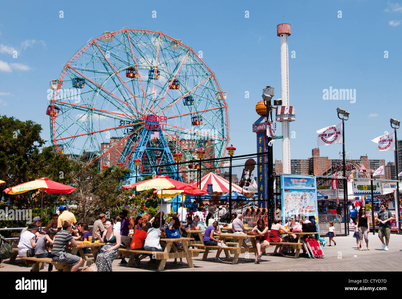Deno's Wonder Wheel Amusement Park Coney Island Luna Beach Boardwalk Brooklyn New York Banque D'Images