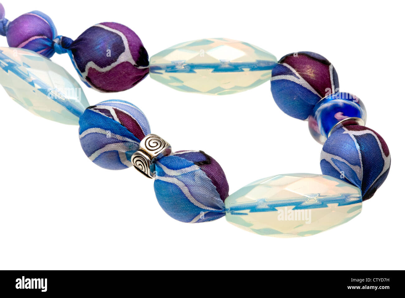 En soie bleu lady's bead avec cristaux de verre isolé sur blanc Banque D'Images