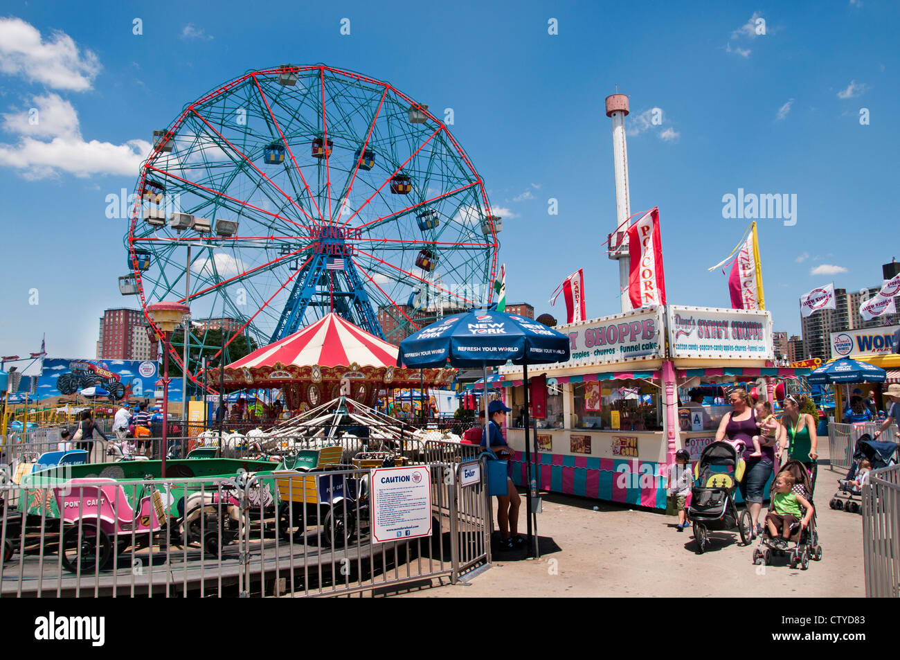 Deno's Wonder Wheel Amusement Park Coney Island Luna Beach Boardwalk Brooklyn New York Banque D'Images