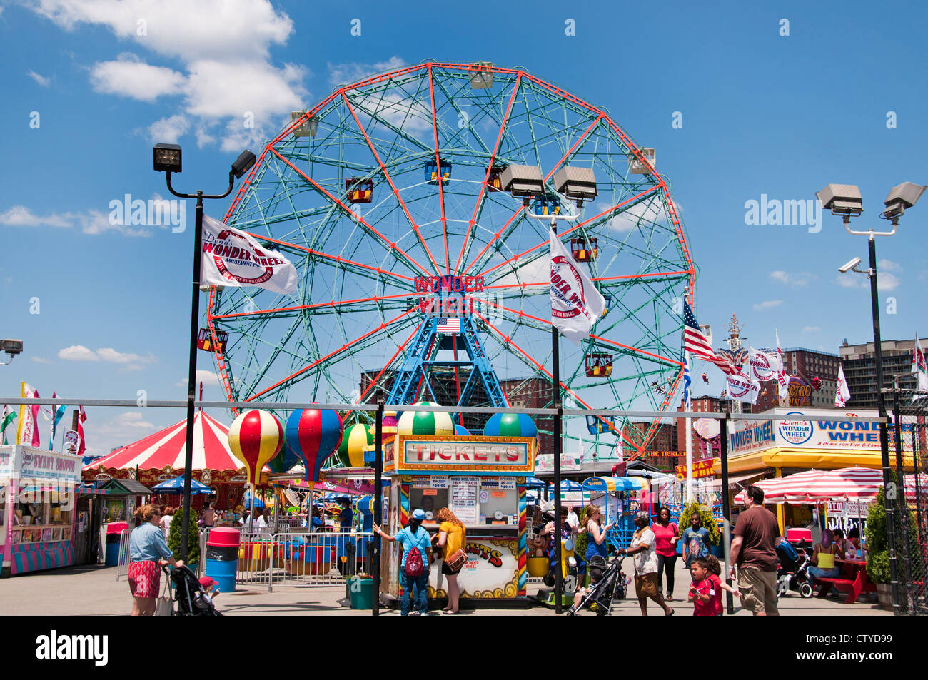 Deno's Wonder Wheel Amusement Park Coney Island Luna Beach Boardwalk Brooklyn New York Banque D'Images