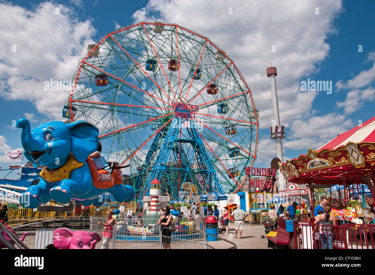 Deno's Wonder Wheel Amusement Park Coney Island Luna Beach Boardwalk Brooklyn New York Banque D'Images