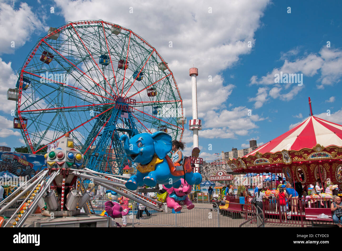 Deno's Wonder Wheel Amusement Park Coney Island Luna Beach Boardwalk Brooklyn New York Banque D'Images