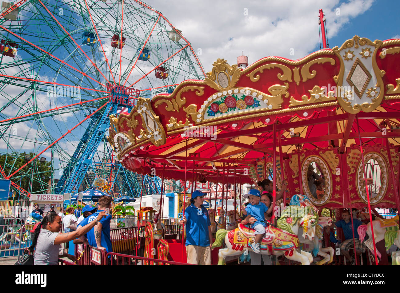 Deno's Wonder Wheel Amusement Park Coney Island Luna Beach Boardwalk Brooklyn New York Banque D'Images