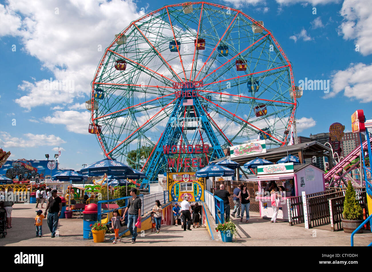 Deno's Wonder Wheel Amusement Park Coney Island Luna Beach Boardwalk Brooklyn New York Banque D'Images