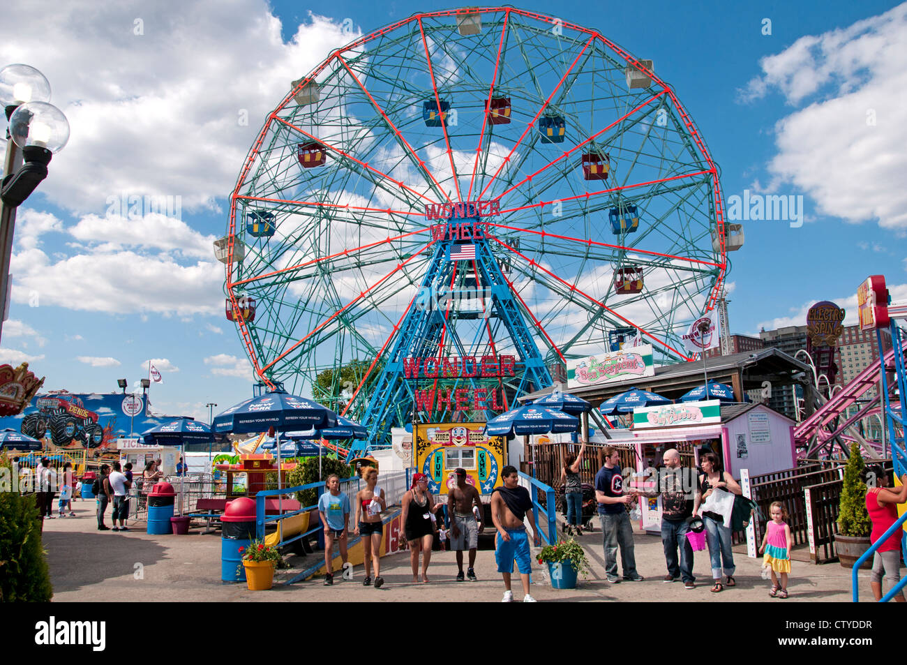 Deno's Wonder Wheel Amusement Park Coney Island Luna Beach Boardwalk Brooklyn New York Banque D'Images